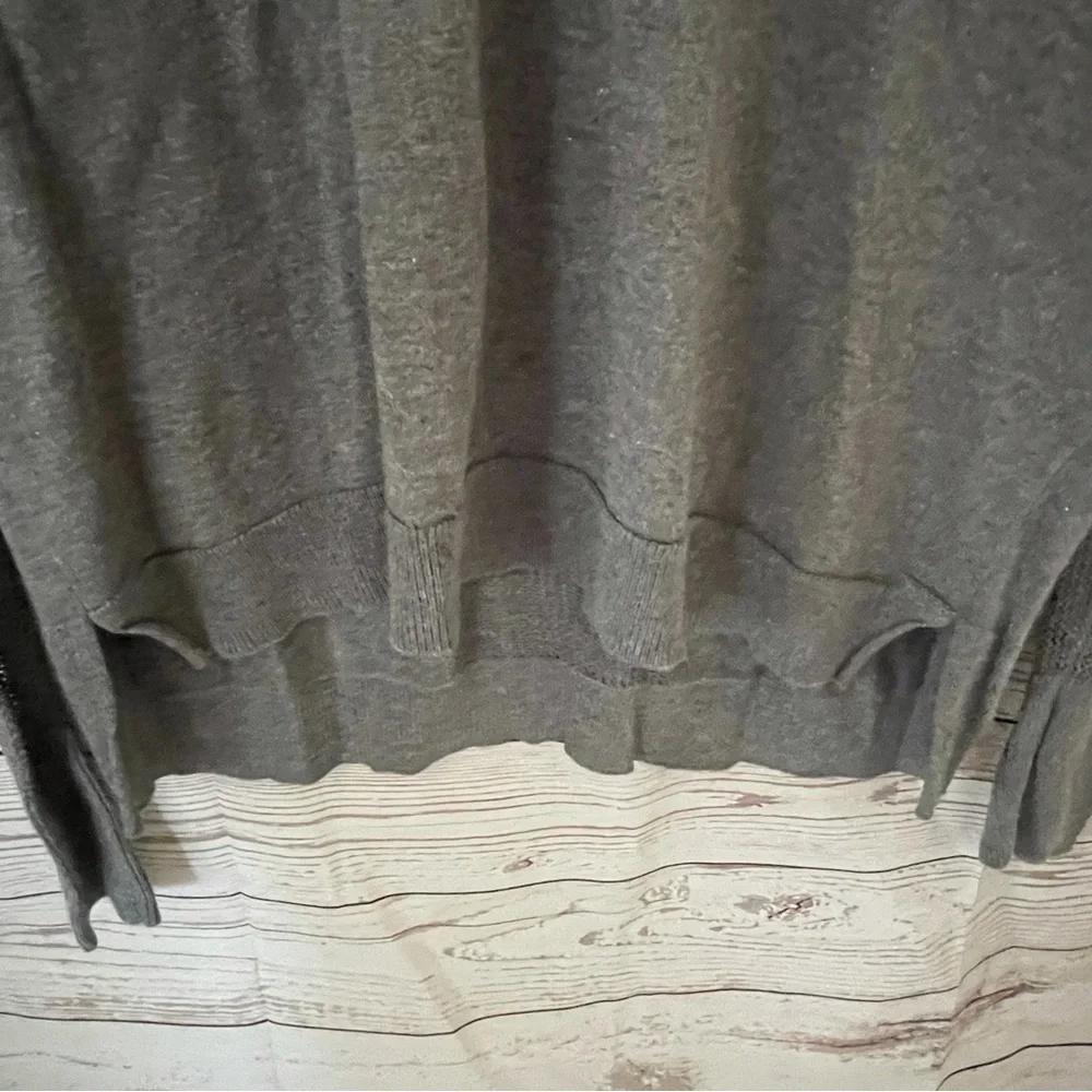 Rock & Republic Gray Long Sheer Sleeve Top Woman’s Sz XL Reverse Hem V Neck - Picture 3 of 6